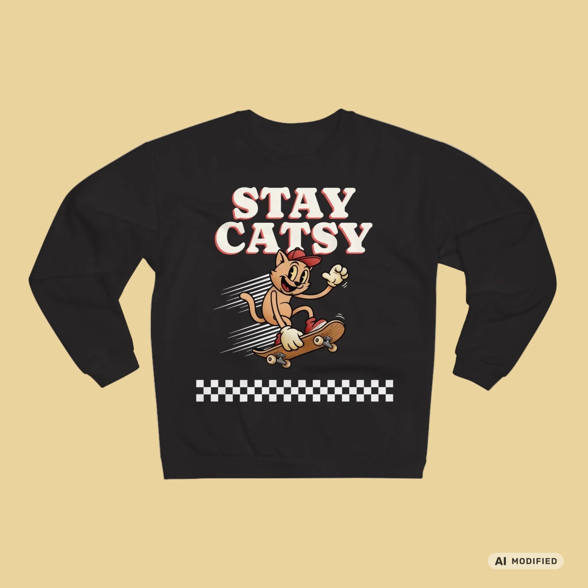 STAY CATSY Retro Sweatshirt – Skater-Katze auf Skateboard mit Checkerboard - Sunbeamstore