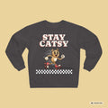 STAY CATSY Retro Sweatshirt – Rollerskating Cat Crewneck mit Checkerboard-Design - Sunbeamstore