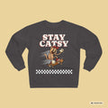 STAY CATSY Retro Sweatshirt – Skater-Katze auf Skateboard mit Checkerboard - Sunbeamstore
