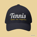 Bestickte Tennis Cap „Game – Set – Happiness“ – Personalisierbare Flexfit Baseball Cap für Tennisfans - Sunbeamstore