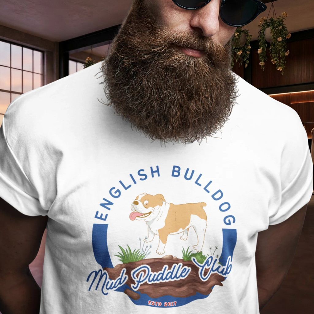 Englische Bulldogge T-Shirt – Lustiges Hundeshirt „Mud Puddle Club“ | Bulldog Lover Shirt Premium Unisex Crewneck T-shirt | Bella + Canvas 3001
