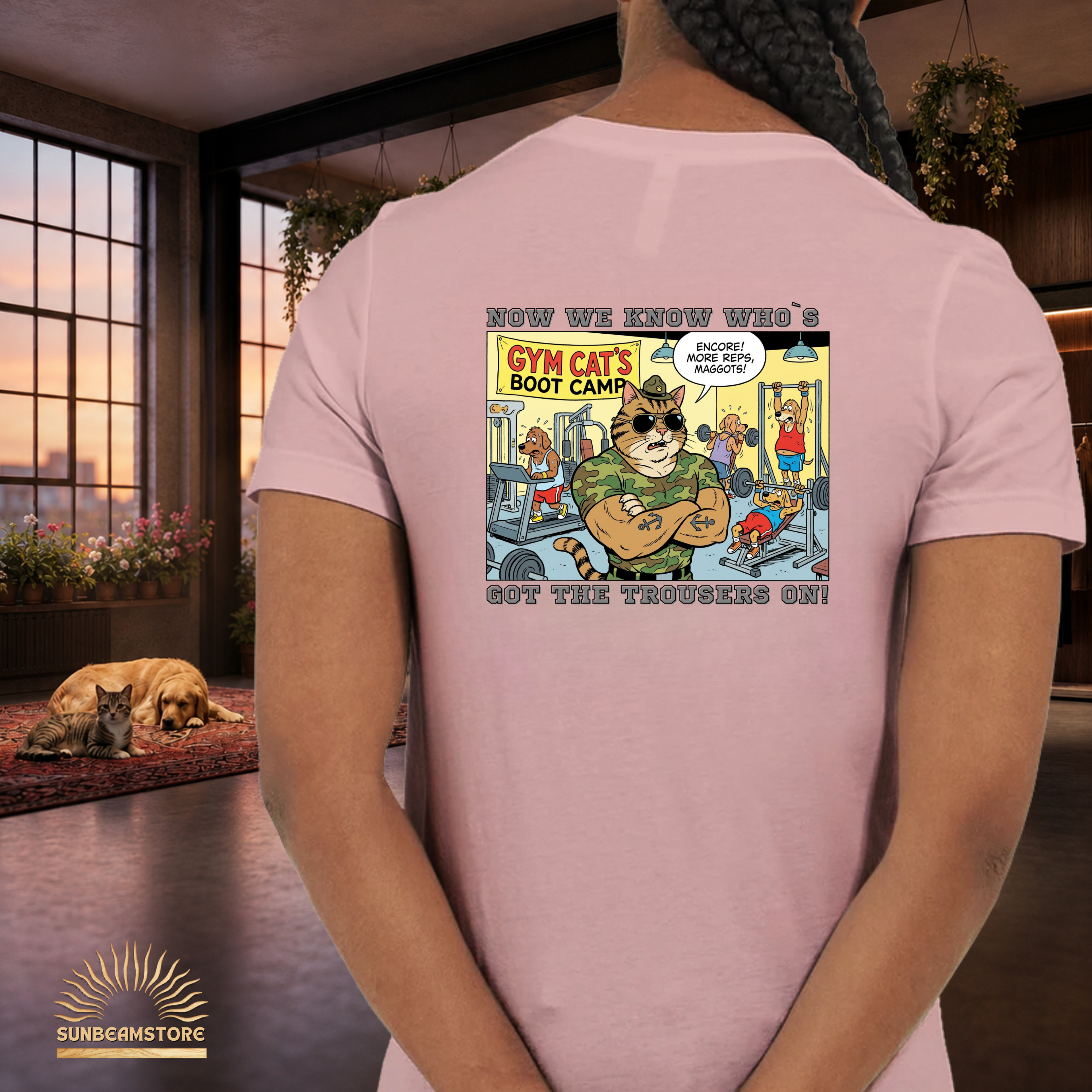 Max the Gym Cat I  – Lustiges Katzen Fitness T-Shirt I Comic Katzen Shirt mit Rückenprint für Gym-Fans und Katzenliebhaber - Premium Unisex Crewneck T-shirt | Bella + Canvas 3001