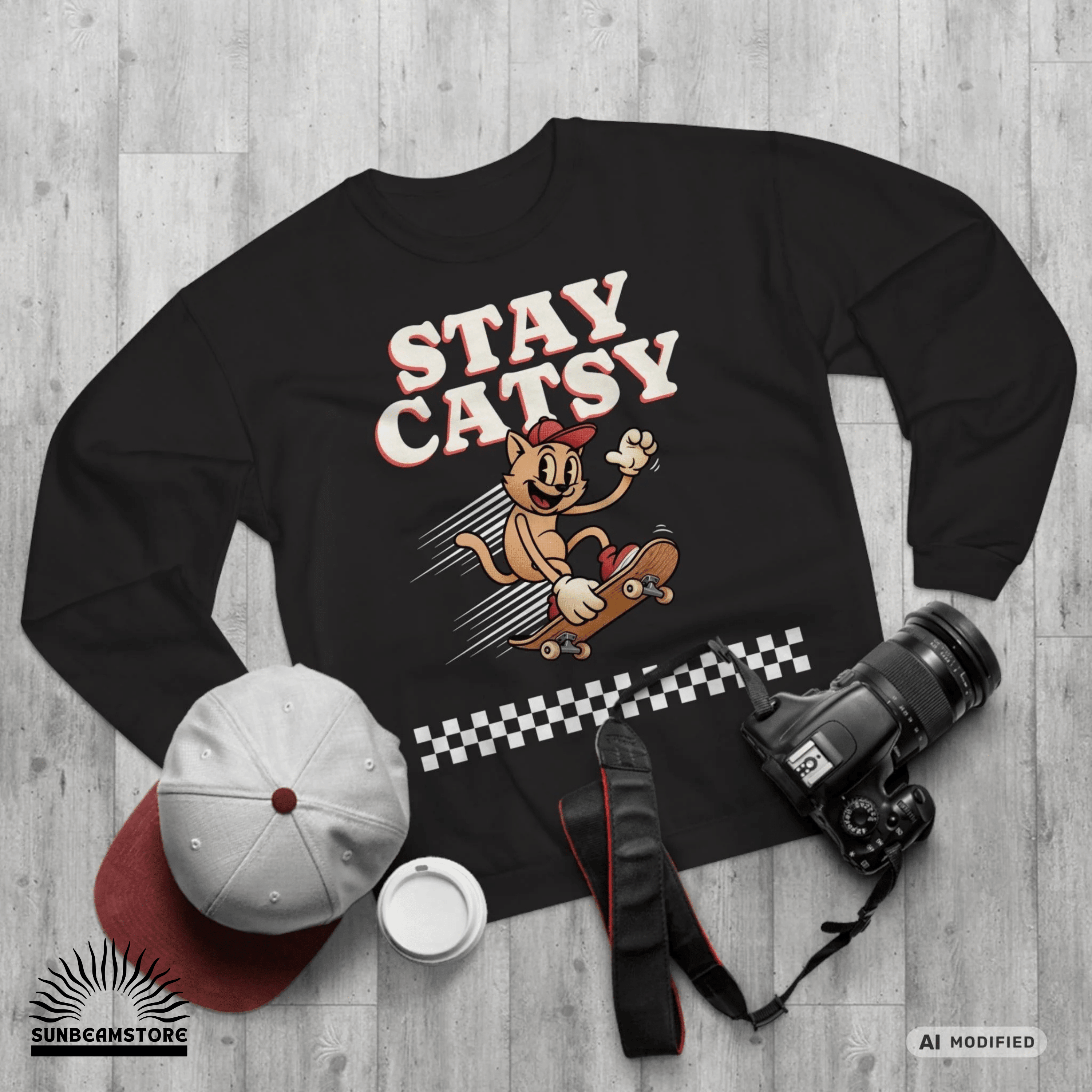 STAY CATSY Retro Sweatshirt – Skater-Katze auf Skateboard mit Checkerboard - Sunbeamstore