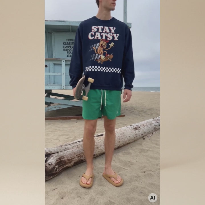 STAY CATSY Retro Sweatshirt – Skater-Katze auf Skateboard mit Checkerboard