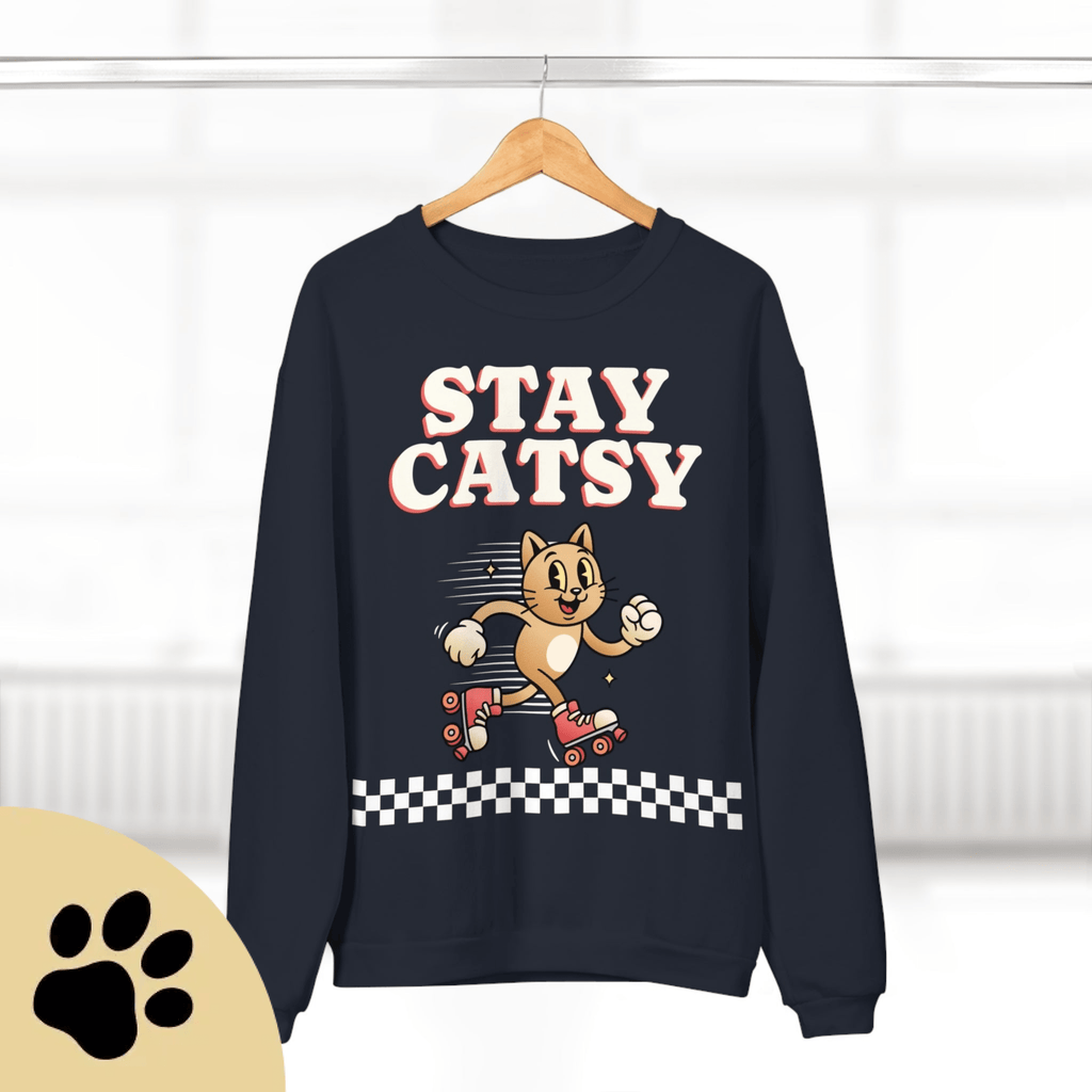 STAY CATSY Retro Sweatshirt – Rollerskating Cat Crewneck mit Checkerboard-Design - Sunbeamstore