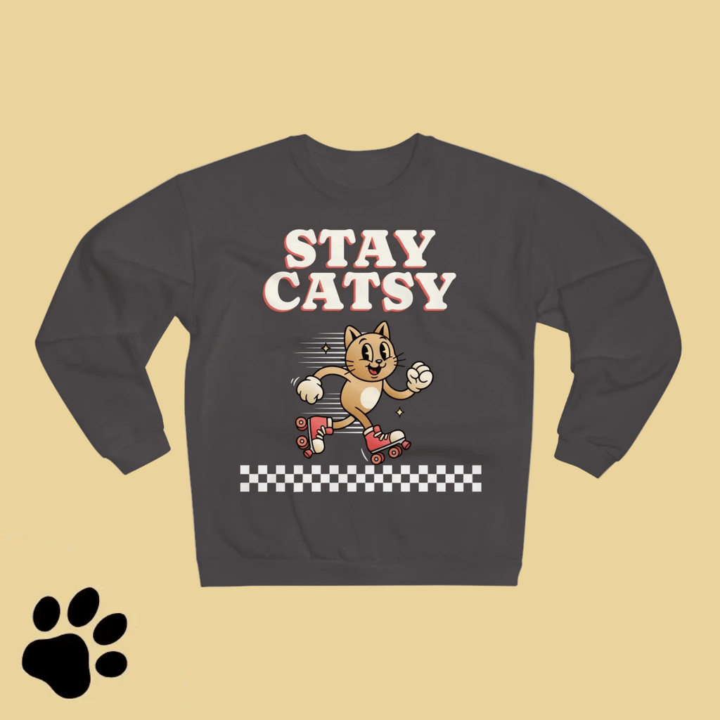STAY CATSY Retro Sweatshirt – Rollerskating Cat Crewneck mit Checkerboard-Design - Sunbeamstore