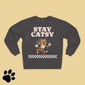 STAY CATSY Retro Sweatshirt – Rollerskating Cat Crewneck mit Checkerboard-Design - Sunbeamstore
