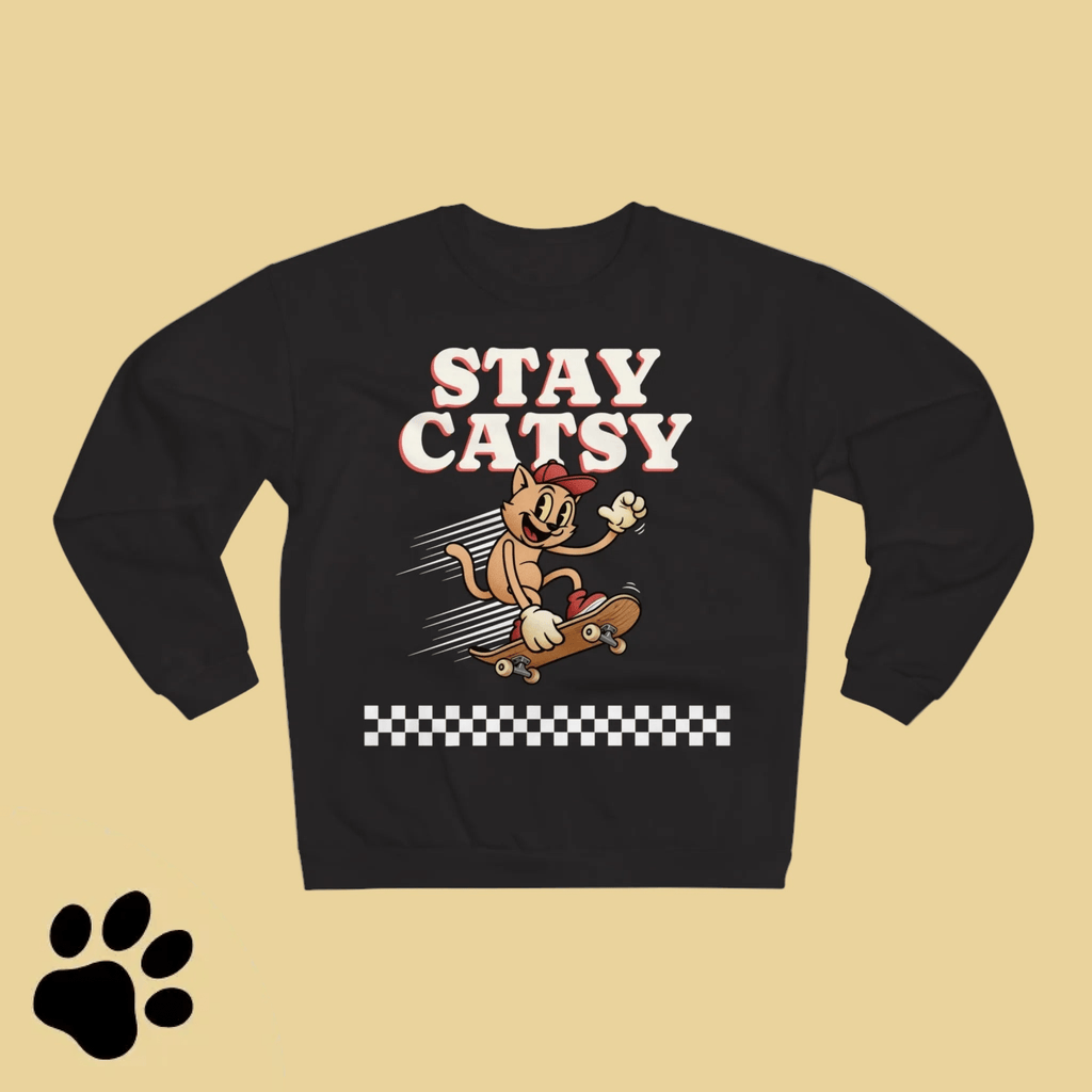 STAY CATSY Retro Sweatshirt – Skater-Katze auf Skateboard mit Checkerboard - Sunbeamstore