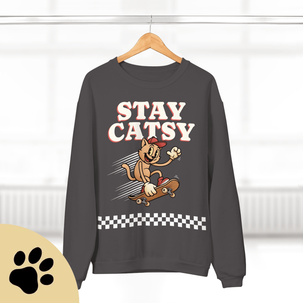 STAY CATSY Retro Sweatshirt – Skater-Katze auf Skateboard mit Checkerboard - Sunbeamstore