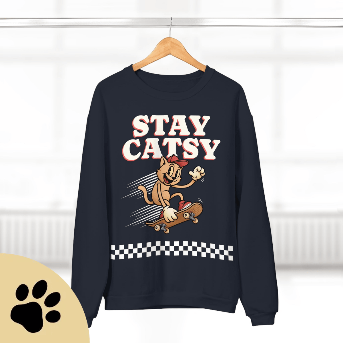 STAY CATSY Retro Sweatshirt – Skater-Katze auf Skateboard mit Checkerboard - Sunbeamstore