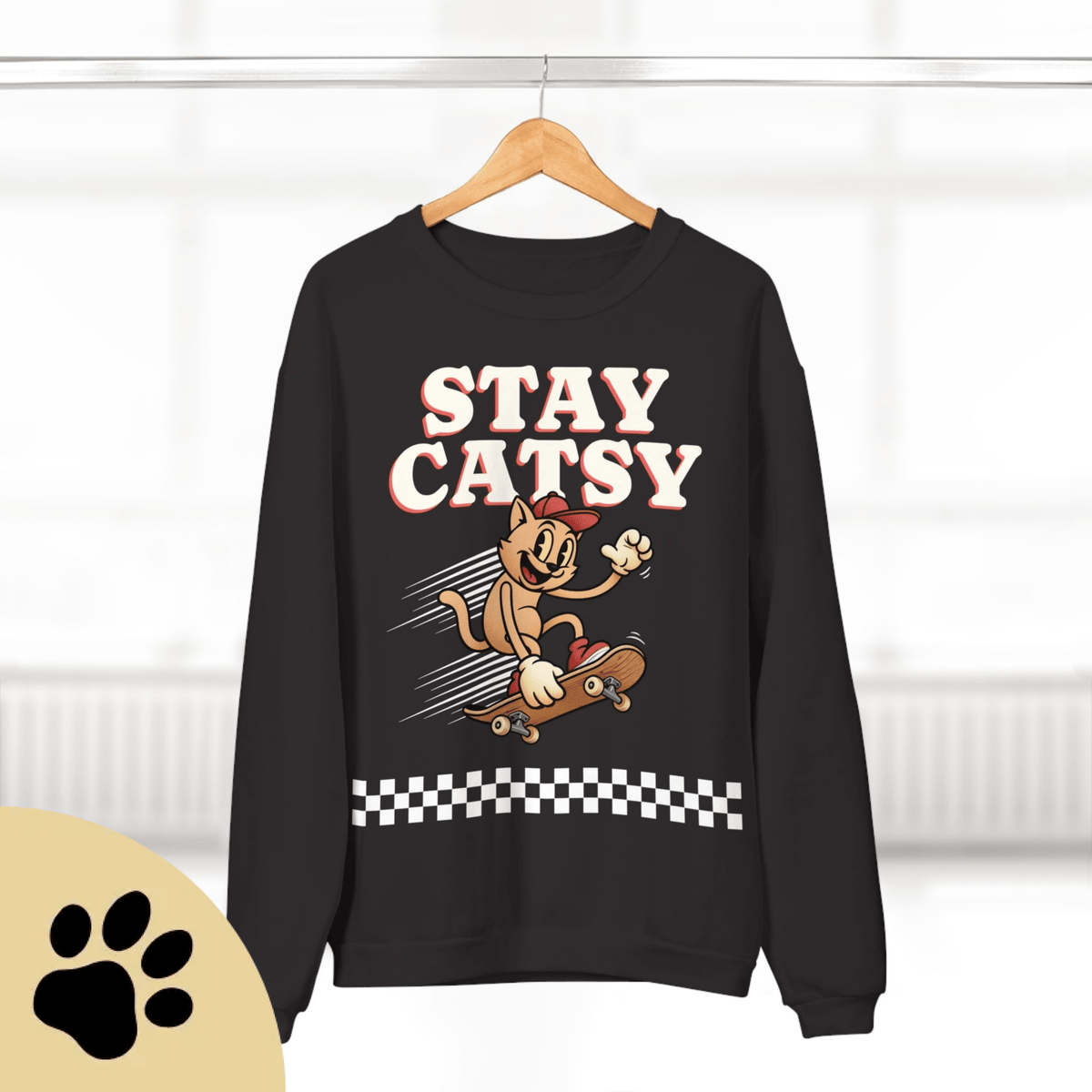 STAY CATSY Retro Sweatshirt – Skater-Katze auf Skateboard mit Checkerboard - Sunbeamstore