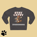 STAY CATSY Retro Sweatshirt – Skater-Katze auf Skateboard mit Checkerboard - Sunbeamstore